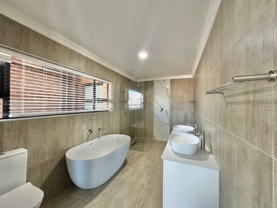 4 Bedroom Property for Sale in Wavecrest Eastern Cape